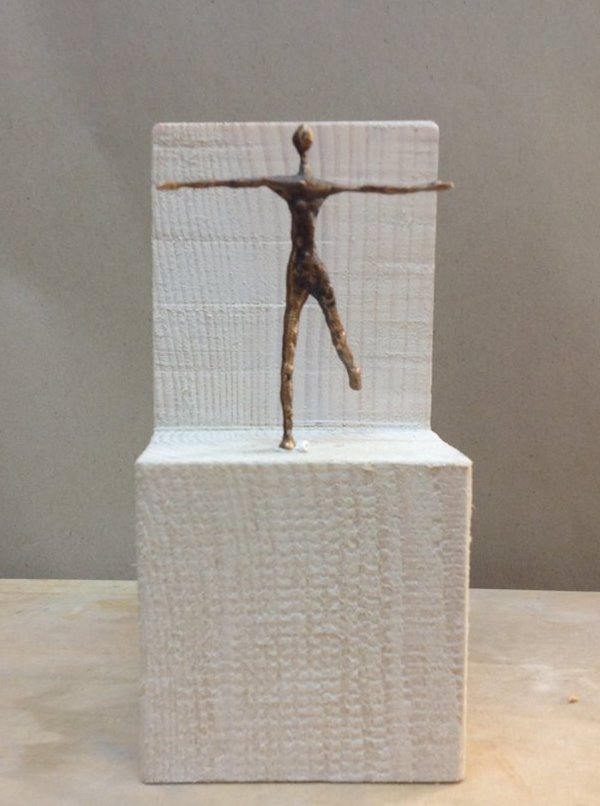 Bronzefigur auf Holz Andrea Zrenner Kunstprojekt